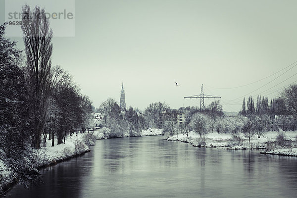Deutschland  Landshut  Isar im Winter mit Turm der Martinskirche