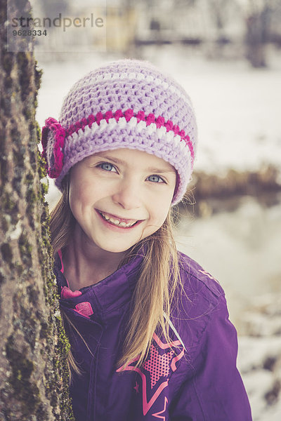 Porträt des lächelnden Mädchens im Winter