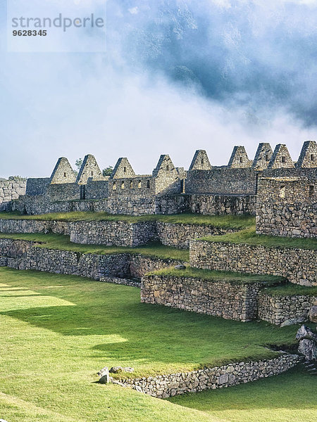 Peru  Gebäude der zerstörten Cita in Machu Picchu