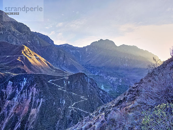 Peru  Arequipa  Colca Canyon bei Dämmerung