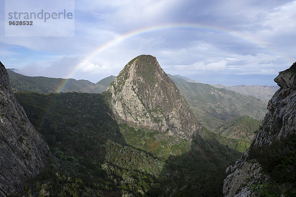 Spanien  Kanarische Inseln  La Gomera  Nationalpark Garajonay  Regenbogen über dem Roque de Ojila