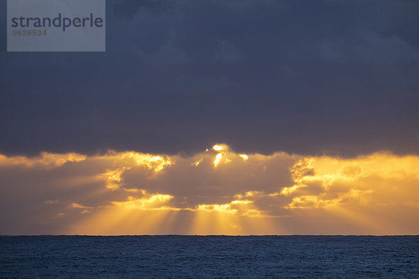 Spanien  Kanarische Inseln  La Gomera  Valle Gran Rey  bewölkter Abendhimmel über dem Meer