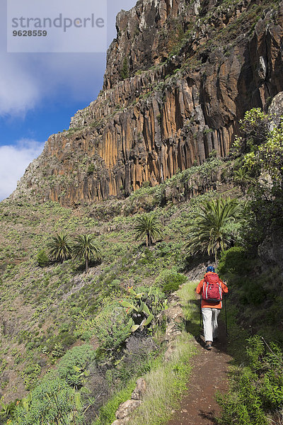 Spanien  Kanarische Inseln  La Gomera  Valle Gran Rey  Trail und Wanderer in Lomo del Carreton bei Arure