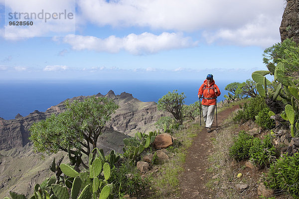 Spanien  Kanarische Inseln  La Gomera  Valle Gran Rey  Trail und Wanderer in Lomo del Carreton bei Arure
