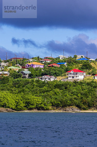 Karibik  Antillen  Kleine Antillen  Grenadinen  Mayreau  Blick auf Häuser am Meer