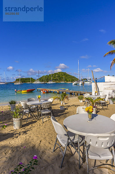 Karibik  Antillen  Kleine Antillen  Grenadinen  Mayreau  Twassante Bay  Strandcafé
