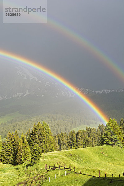Italien  Südtirol  Seiser Alm  Doppelregenbogen vor Langkofel