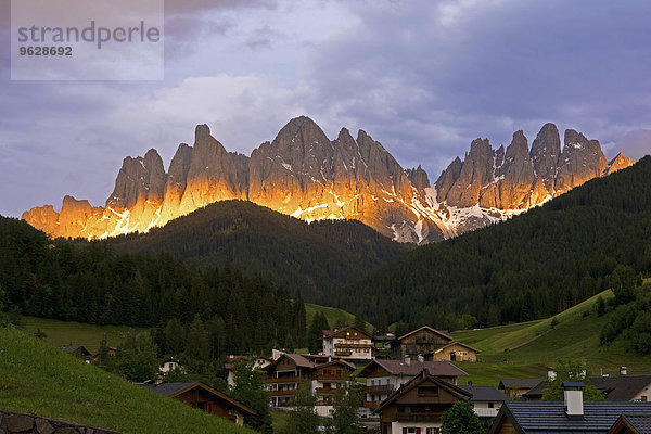 Italien  Trentino-Südtirol  Villnösser Tal  Blick auf St. Magdalena vor der Geislergruppe im Abendlicht
