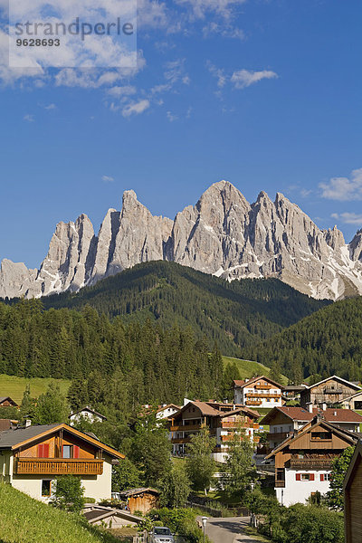 Italien  Südtirol  Vilnoess Tal  Blick auf St. Magdalena vor Sass Rigais