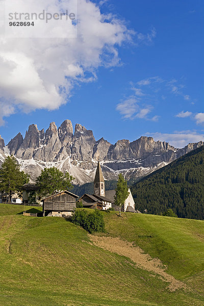 Italien  Südtirol  Vilnoesstal  Blick auf die Kirche St. Magdalena  Geislergruppe im Hintergrund