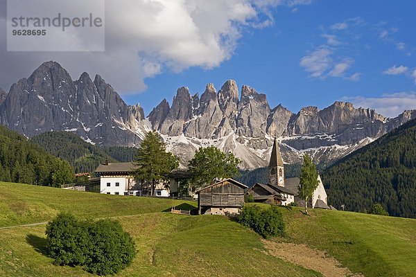 Italien  Südtirol  Vilnoesstal  Blick auf die Kirche St. Magdalena  Sass Rigais und Geislergruppe im Hintergrund