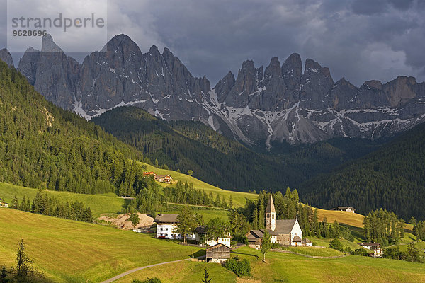 Italien  Südtirol  Vilnoesstal  Blick auf die Kirche St. Magdalena  Sass Rigais und Geislergruppe im Hintergrund