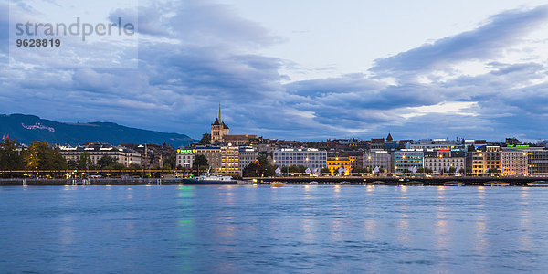 Schweiz  Genf  Stadtbild mit Saint-Pierre-Kathedrale am Genfer See