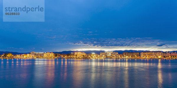 Schweiz  Genf  Stadtbild mit Genfersee am Abend
