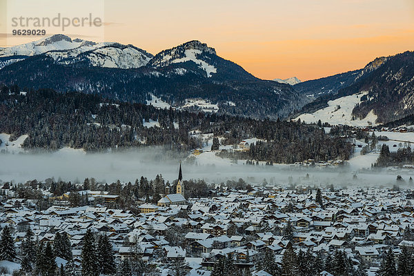 Deutschland  Bayern  Blick auf die Allgäuer Alpen mit schneebedecktem Oberstdorf im Vordergrund