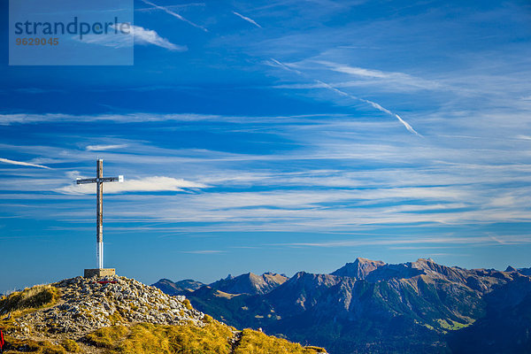 Österreich  Allgäuer Alpen  Gipfelkreuz auf dem Hahnenköpfle vor blauem Himmel