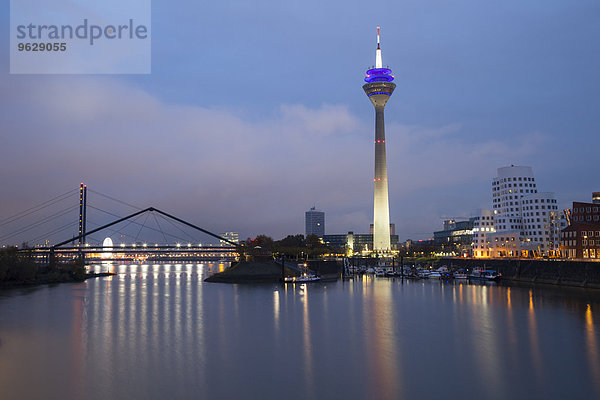 Deutschland  Düsseldorf  Medienhafen mit Rheinturm bei Einbruch der Dunkelheit