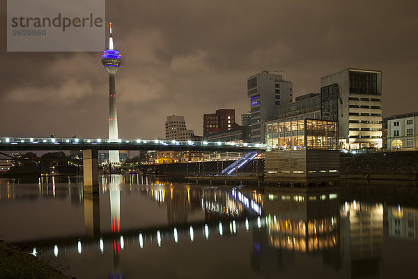 Deutschland  Düsseldorf  Medienhafen bei Nacht