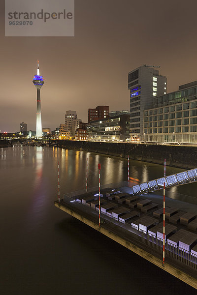 Deutschland  Düsseldorf  Medienhafen bei Nacht