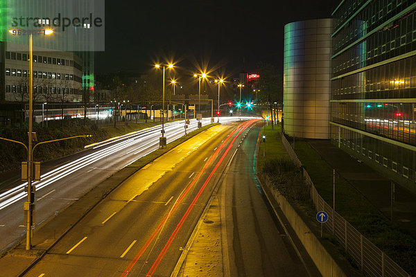 Deutschland  Düsseldorf  Medienhafen  Lichtspuren auf der Straße bei Nacht