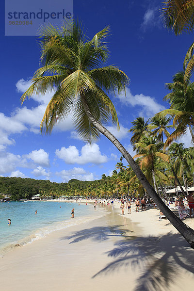 Karibik  Guadeloupe  Grande-Terre  Touristen am Strand bei Sainte-Anne