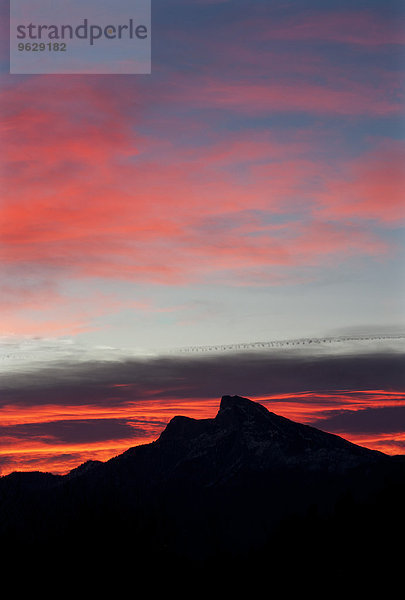 Österreich  Oberösterreich  Salzkammergut  Mondsee  Blick auf Schafberg  roter Himmel