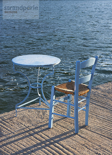 Griechenland  Limenas Geraka  Stuhl und Tisch am Meer