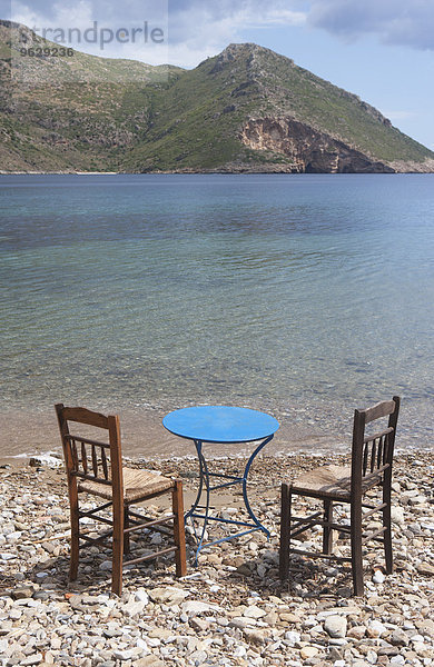 Griechenland  Porto Kagio  Tisch und Stühle am Meer