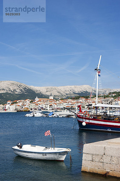 Kroatien  Kvarner Golf  Baska  Stadtbild mit Hafen