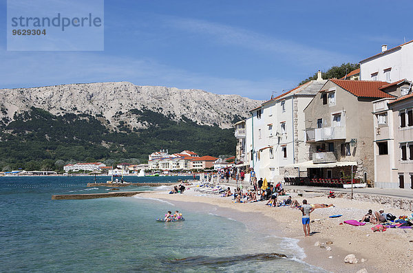 Kroatien  Kvarner Golf  Baska  Promenade und Strand