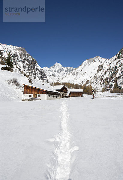 Österreich  Osttirol  Kals am Großglockner  Hohe Tauern  Alphütte und Großglockner