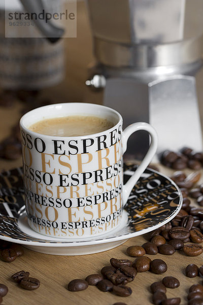 Espressotasse  Espressodose und Kaffeebohnen