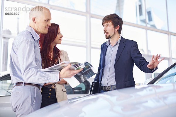 Autohaus mit Paar im Ausstellungsraum