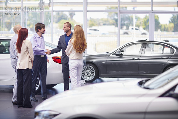 Autohändlertreffen mit Kunden im Showroom