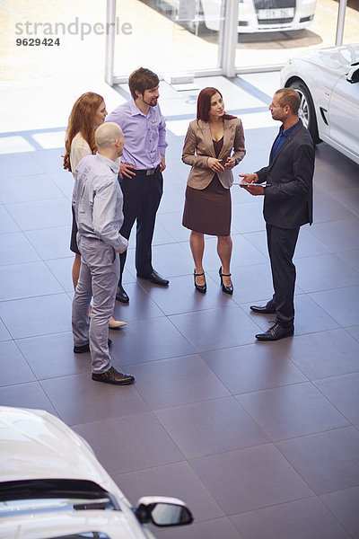 Autohändlertreffen mit Kunden im Showroom