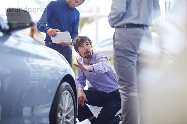 Autohändler im Gespräch mit Kunden