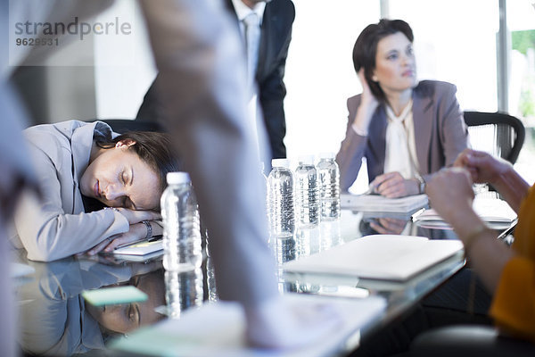 Schlafende Frau während eines Geschäftstreffens