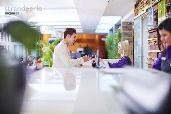 Geschäftsmann bei der Ankunft an der Hotelrezeption