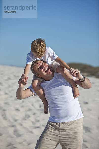Vater und Sohn spielen am Strand
