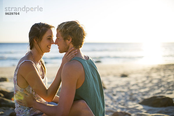Junges Paar  das einen Moment am Strand verbringt