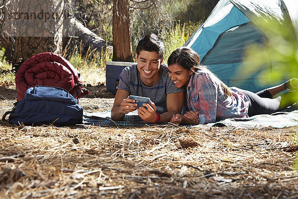 Junges Campingpaar sucht Smartphone im Wald  Los Angeles  Kalifornien  USA