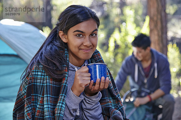 Porträt einer jungen Frau beim Kaffeetrinken im Wald  Los Angeles  Kalifornien  USA