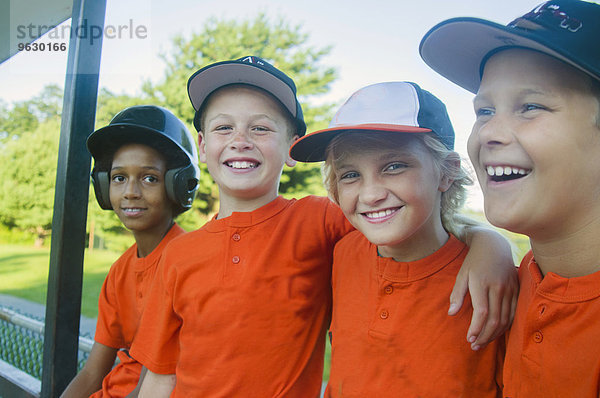 Junge Baseballspieler  die darauf warten zu spielen.