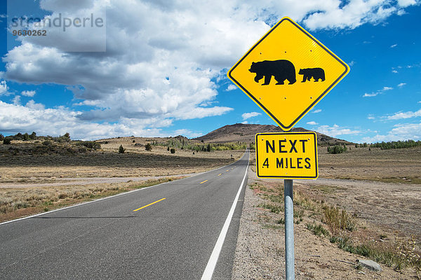 Bärenwarnschild am Straßenrand  Alpine County  Kalifornien  USA