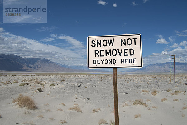 Schneewarnschild in der Wüste  Death Valley  Kalifornien  USA