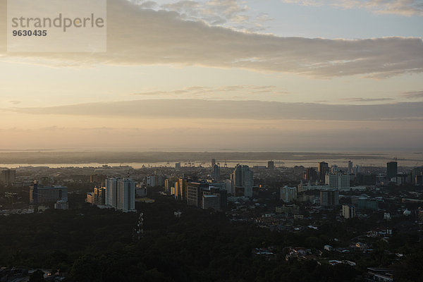 Stadtbild bei Sonnenuntergang  Cebu  Philippinen