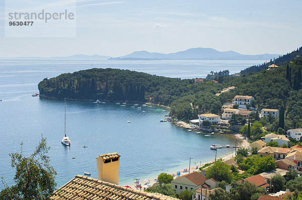 Blick auf die Dächer und die Bucht des Küstenortes  Korfu  Griechenland