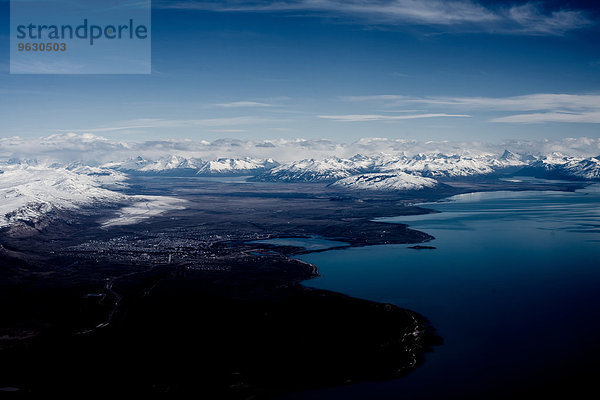 Luftaufnahme von Stadt  Küste und schneebedeckten Bergen  Ushuaia  Feuerland  Argentinien