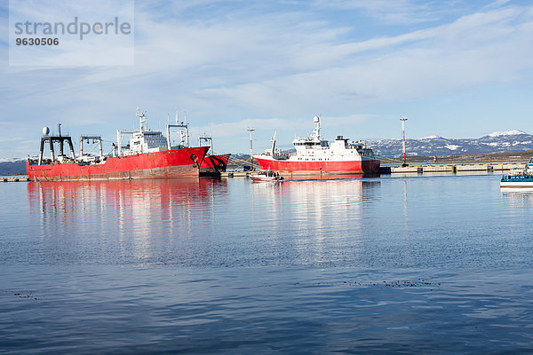 Zwei Fähren im Hafen  Ushuaia  Feuerland  Argentinien