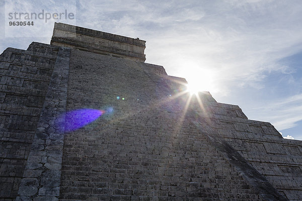 Niedriger Winkel des Tempels im Sonnenlicht  Chicken Itza  Yucatan  Mexiko